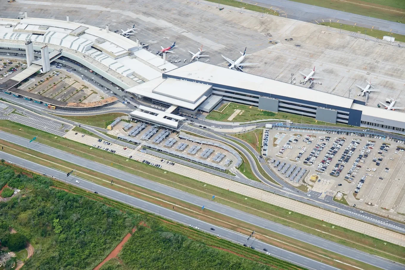 Vista aérea do terminal e dos estacionamentos do Aeroporto de Confins (CNF)